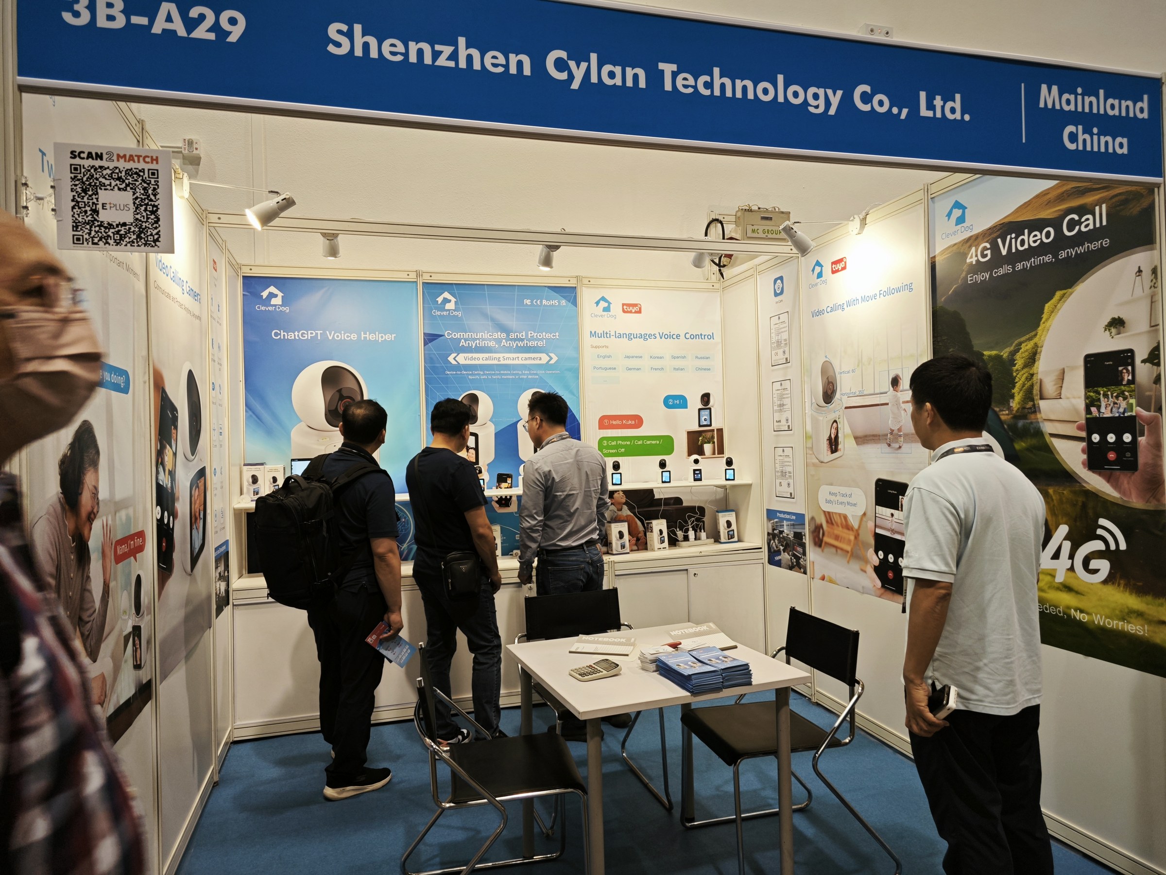 Visitors speaking with the Cylan team
