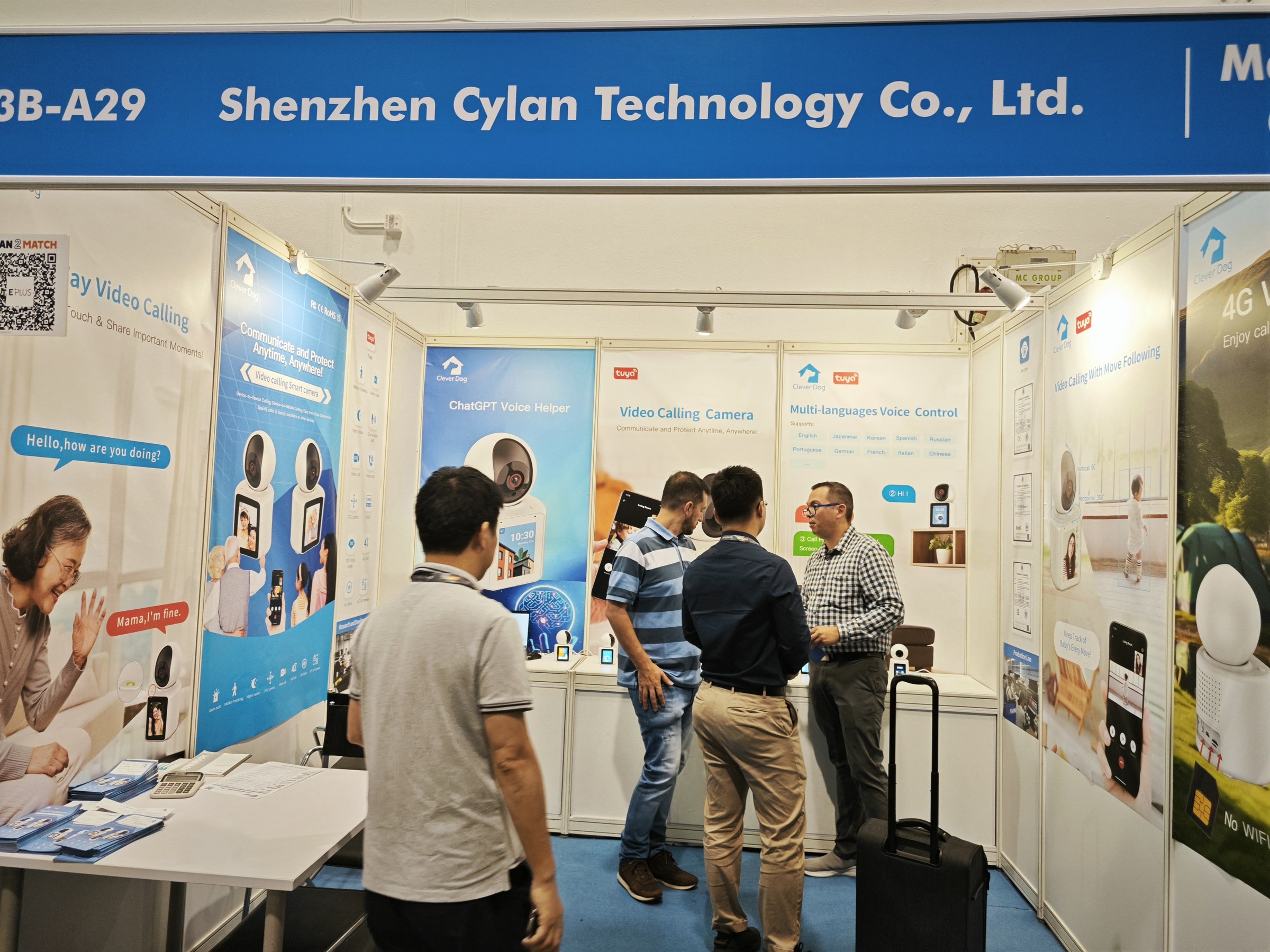 Product explanation and buyer discussion at the booth